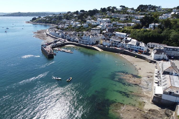 Ilustrasi St. Mawes di Cornwall, Inggris, salah satu destinasi favorit Ratu Elizabeth II.