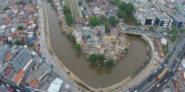 Proses pembongkaran rumah warga Bukit Duri, Tebet, Jakarta Selatan, Rabu (28/9/2016). Pemerintah Provinsi DKI Jakarta menggusur bangunan yang berbatasan langsung dengan Sungai Ciliwung dan akan merelokasi warga ke Rusunawa Rawa Bebek.