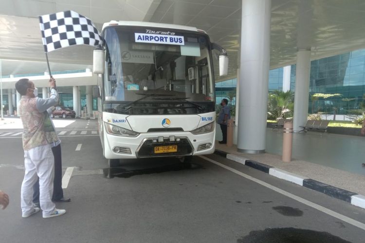 Bus DAMRI di Bandara Syamsudin Noor