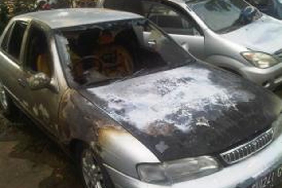 Mobil Timor bernomor F 1241 GC yang terbakar di Stasiun Senen sudah dievkuasi ke Pos polisi Lapangan Banteng. Hingga kini pemilik mobil masih belum diketahui, Selasa (5/11/2013)