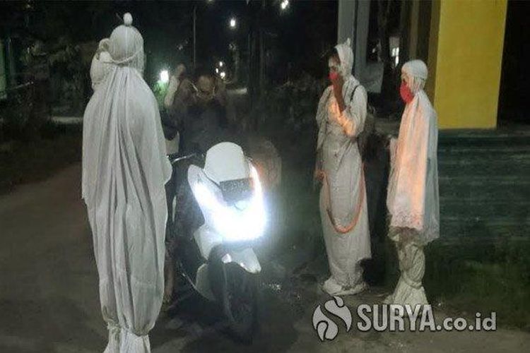 Para pocong membagikan masker pada masyarakat. Ide kreatif para pemuda Desa Badurame ini mendapat respon positif masyarakat, Kamis (16/4/2020) malam.