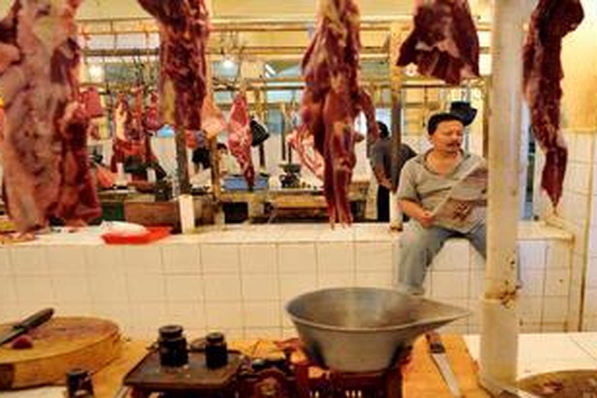 Pedagang daging sapi menunggu pembeli di Pasar Kebayoran Lama, Jakarta, Selasa (27/11/2012). Harga daging sapi di tempat ini masih tinggi Rp 90.000 per kilogram. Pedagang memprediksi harga akan susah turun dikarenakan mendekati hari raya Natal dan tahun Baru.  