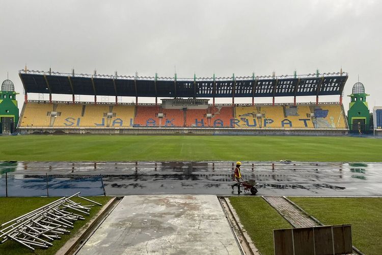 Kondisi Stadion Si Jalak Harupat, Soreang, Kabupaten Bandung saat dilakukan renovasi untuk perhelatan akbar Piala Dunia U-20