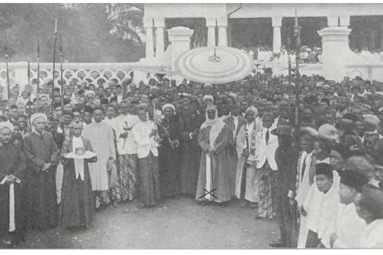 Bupati Bandung Raden Adipati Wiranatakusumah (x) dalam perayaan lebaran di halaman Masjid Agung Bandung Tahun 1928. Nampak di belakang terdapat gambar asap yang dipercaya telah menghidupkan meriam menyambut Lebaran