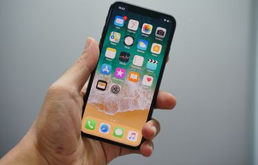 Cara menampilkan persentase baterai di iPhone.