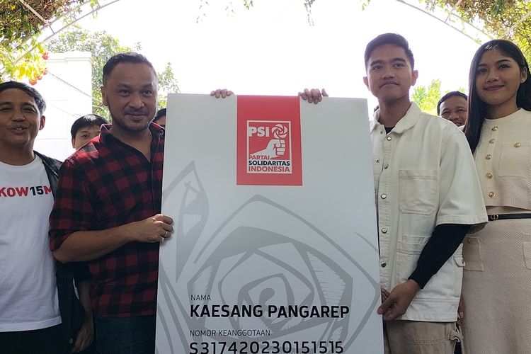 Penyerahan Kartu Tanda Anggota (KTA) Partai Solidaritas Indonesia (PSI) untuk Kaesang Pangarep di Kediaman Presiden Joko Widodo (Jokowi), pada Sabtu (23/9/2023).