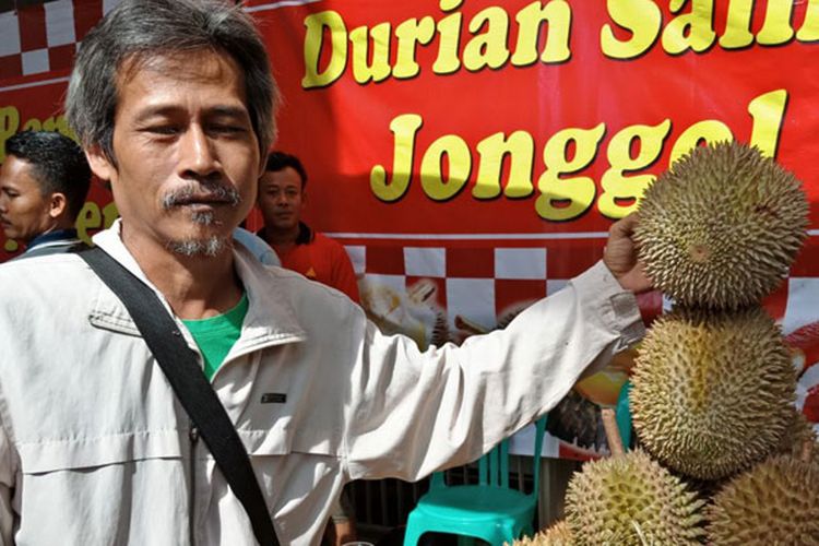 Salim (55) ahli durian yang sejak 1995 telah menggeluti raja buah ini di Taman Buah Mekarsari, di bazar durian Blok M Square, Jakarta, Rabu (7/3/2018).