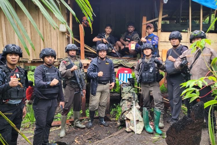 Personel Brimob Polda Papua barat saat berada di kampung nembukted
