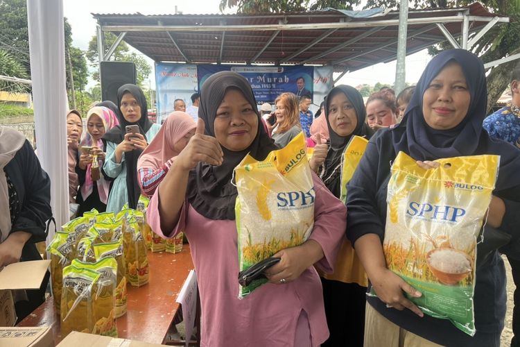Warga rela antre untuk membeli beras dengan harga murah dalam Pasar Murah yang digelar Pemerintah Kota Bogor di Kelurahan Sukasari, Kecamatan Bogor Tengah, Kota Bogor, Senin (18/3/2024).