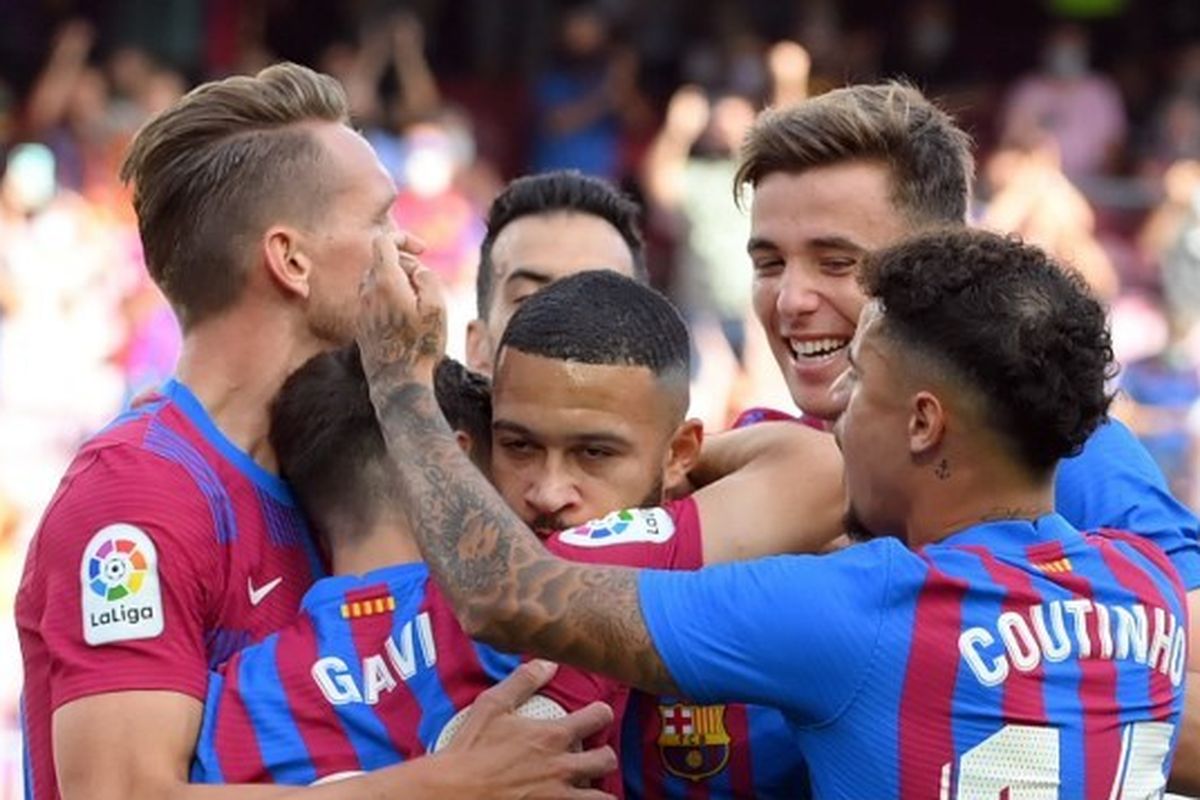 Penyerang Barcelona Memphis Depay (tengah) merayakan gol bersama rekan-rekannya pada laga lanjutkan Liga Spanyol kontra Levante di Stadion Camp Nou, Minggu (26/9/2021) malam WIB.