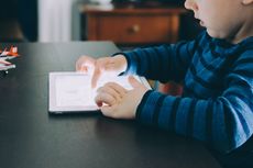 Begini Cara Mengenalkan Smartphone pada Anak Usia Dini Menurut Psikolog