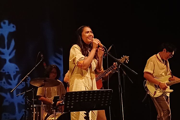 Penyanyi Dere saat menggelar pertunjukan musik bertajuk Gelora di Teater Salihara, Jakarta Selatan, Jumat (25/8/2023).