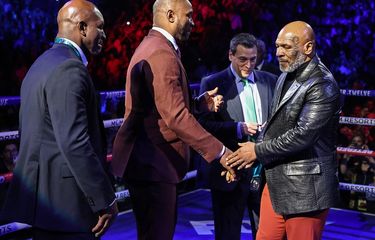 Mantan juara kelas berat Evander Holyfield, Lennox Lewis, dan Mike Tyson mendapat penghormatan sebelum pertarungan kelas berat antara Tyson Fury dan Deontay Wilder pada 22 Februari 2020 di MGM Grand Garden Arena di Las Vegas, Nevada.