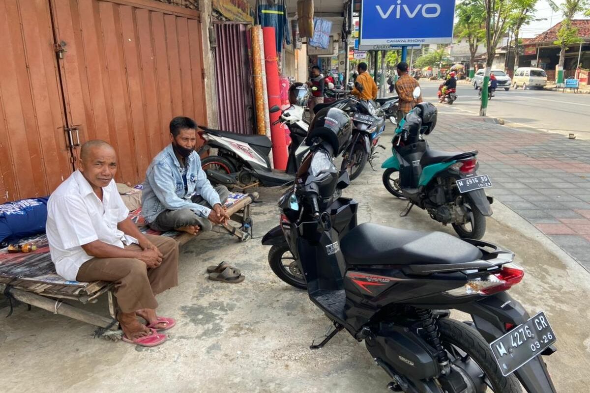 Tukang ojek yang bias mangkal di simpang empat Gadin, ada yang menerima Bansos tapi ada yang dipotong.