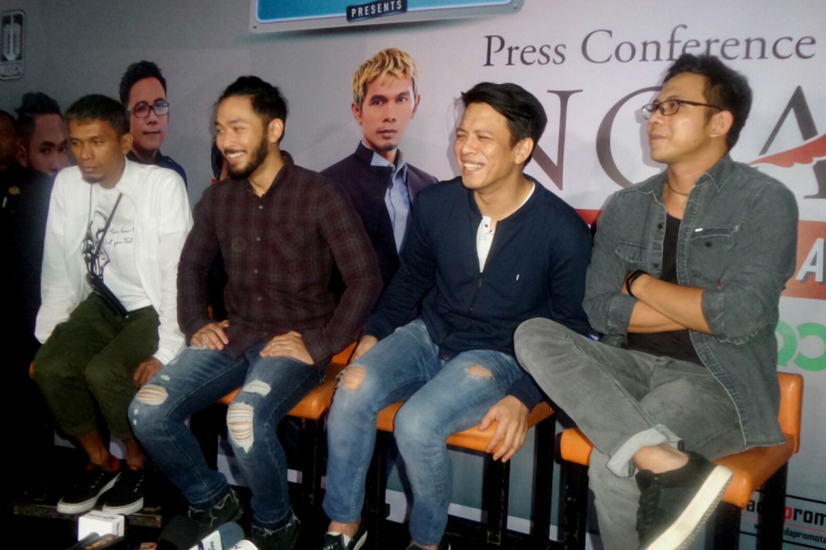 Grup band NOAH, yang terdiri dari (dari kiri) Lukman, Uki, Ariel, dan David, saat jumpa pers konser Road To New Album di Badung Cafe, Bandung, Jawa Barat, Kamis (14/9/2017).