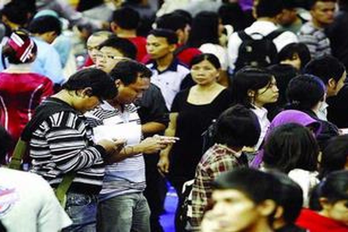 Membuka aplikasi Twitter atau sering disebut ngetweet untuk menyampaikan informasi, bahkan berjualan, dapat dilakukan di mana saja dan kapan saja, tak terkecuali di tengah keramaian.