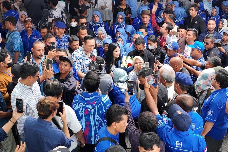 Ketua Umum Partai Demokrat Agus Harimurti Yudhoyono (AHY) saat safari politik di Gedung Haji, Kabupaten Pati, Jawa Tengah, Selasa (16/1/2023) sore