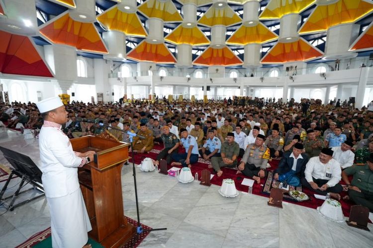 Pemerintah Provinsi (Pemprov) Sulawesi Selatan (Sulsel) dan Forum Komunikasi Pimpinan Daerah (Forkopimda) Provinsi Sulsel menggelar acara Dzikir dan Doa Kebangsaan di Masjid 99 Kubah Asmaul Husna, Kawasan Center Point Of Indonesia (CPI), Makassar, Senin (12/2/2024).