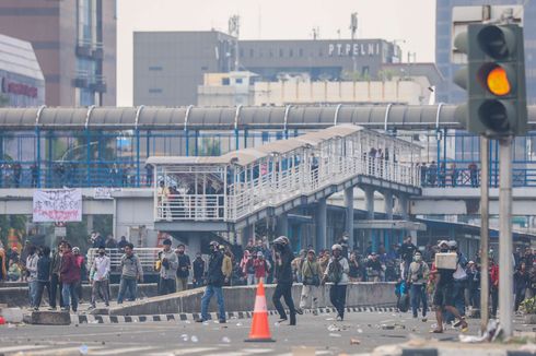 Sempat Terkepung Massa, 25 Bus Transjakarta Berhasil Dievakuasi