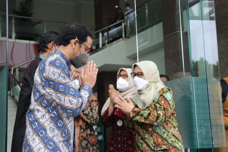 Menteri Pendidikan, Kebudayaan, Riset, dan Teknologi (Mendikbud Ristek) Nadiem Makarim bersilaturahmi dengan jajaran Pimpinan Pusat Aisyiyah di Universitas Aisyiyah (UNISA) Yogyakarta, Kamis (11/11/2021). Sumber: Dokumen Pimpinan Pusat Aisyiyah