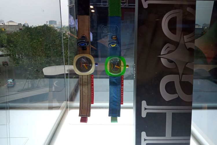 Dalam kolaborasi perdananya, Pala Nusantara dan Cretivox merilis sebuah jam tangan berbahan bioresin dari getah pohon bernama Polar.