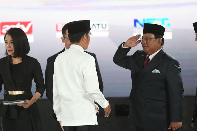 Pasangan capres-cawapres nomor urut 01 Joko Widodo (kedua kiri) dan Maruf Amin (kiri) serta pasangan nomor urut 02 Prabowo Subianto (kedua kanan) dan Sandiaga Uno (kanan) bersiap mengikuti debat kelima Pilpres 2019 di Hotel Sultan, Jakarta, Sabtu (13/4/2019). Debat kelima tersebut mengangkat tema Ekonomi dan Kesejahteraan Sosial, Keuangan dan Investasi serta Perdagangan dan Industri. ANTARA FOTO/Wahyu Putro A/hp.