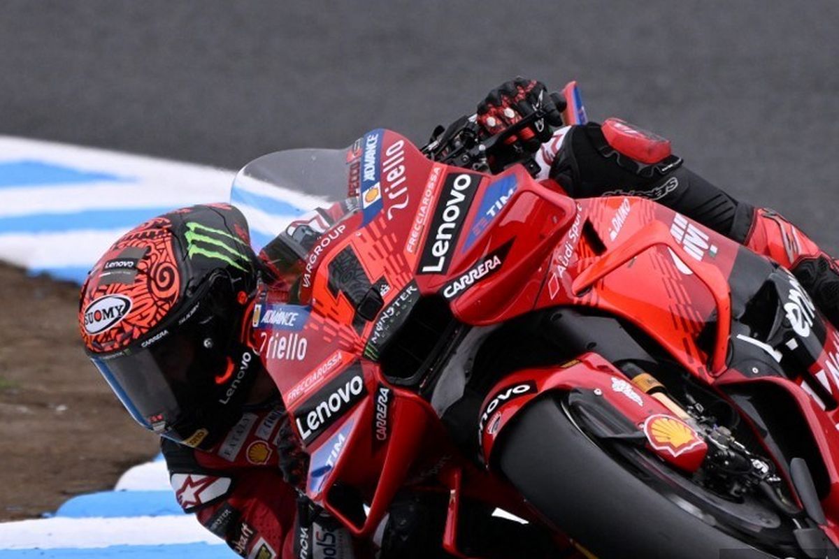 Francesco Bagnaia (Ducati Lenovo Team) kala beraksi dalam rangkaian MotoGP Jepang 2024 di Sirkuit Motegi, 5 Oktober 2024. (Photo by Toshifumi KITAMURA / AFP)