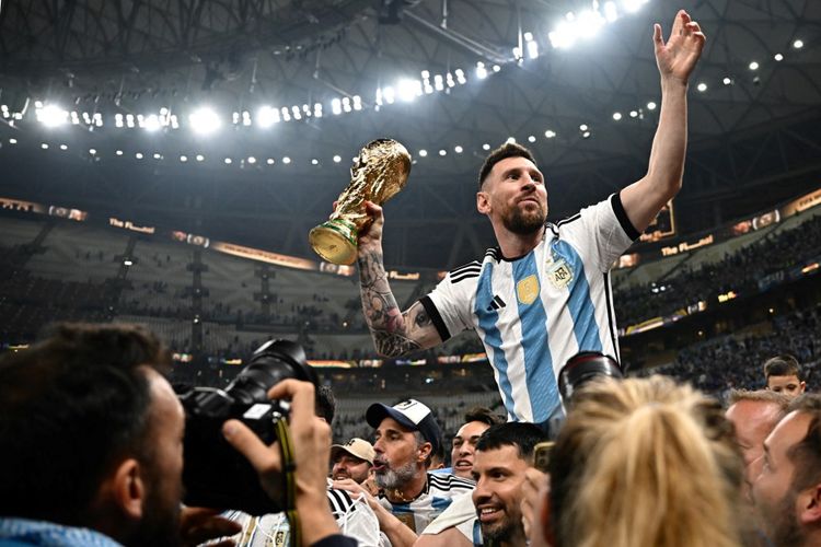 Lionel Messi mengangkat trofi Piala Dunia 2022 usai Argentina meraih kemenangan atas Perancis dalam laga final Piala Dunia 2022 di Stadion Lusail, Doha, Qatar, 18 Desember 2022. Terkini, Messi dipastikan absen dalam laga FIFA Matchday yang mempertemukan Indonesia vs Argentina di Stadion Utama Gelora Bung Karno, Senayan, Jakarta, Senin (19/6/2023).