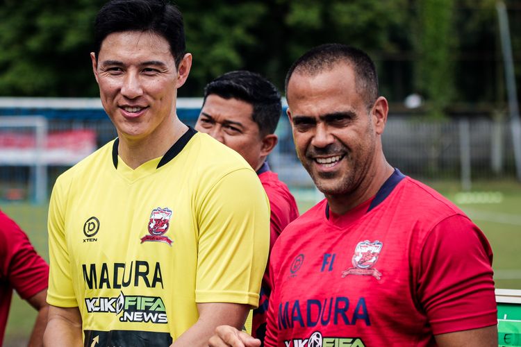 Penjaga gawang baru Madura United, Hong Jeong-nam (kiri) bersama pelatih Fabio Lefundes