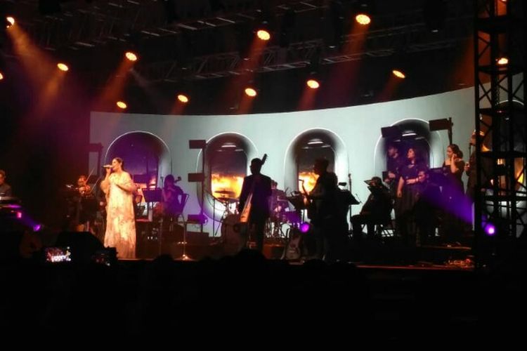 Penyanyi solo Raisa tampil dalam konsernya yang bertajuk Raisa Fermata Intimate Concert di The Hall Senayan City, Jakarta Pusat, Rabu (21/11/2018).