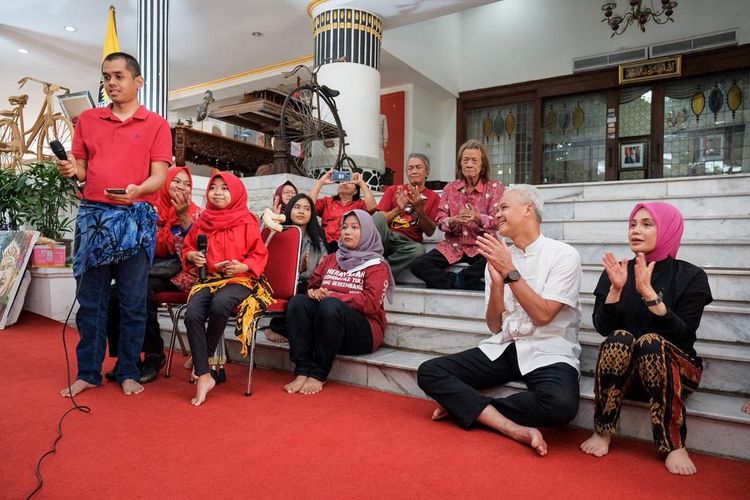 Gubernur Jawa Tengah (Jateng) Ganjar Pranowo didampingi sang istri, Siti Atiqoh, tampak bersemangat ketika menjumpai puluhan penyandang disabilitas menyambangi kediamannya, di Puri Gedeh, Semarang, Sabtu (2/9/2023). 


