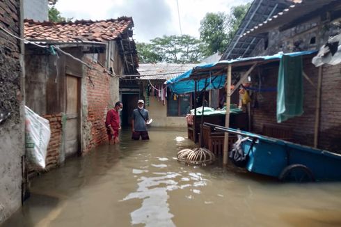 Warga Tegal Alur Masih Terjebak Banjir di Rumah karena Belum Dapat Arahan Mengungsi