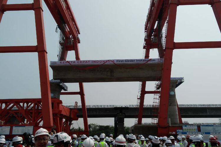 Box Girder pertama Proyek kereta Cepat Jakarta-Bandung tegak berdiri, Senin (30/9/2019).