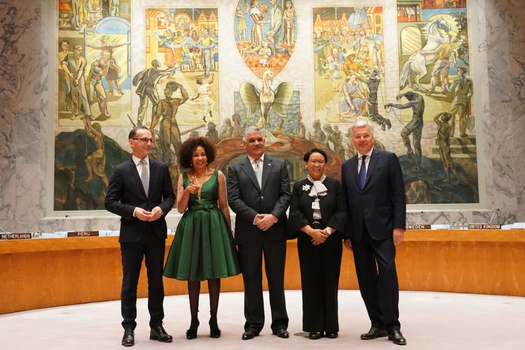 Dari kiri ke kanan, Menteri Luar Negeri Jerman Heiko Maas; Menteri Luar Negeri Afrika Selatan Lindiwe Sisulu; Menteri Luar Negeri Republik Dominika Miguel Vargas; Menteri Luar Negeri Indonesia Retno LP Marsudi, dan Menteri Luar Negeri Belgia Didier Reynders; berpose bersama setelah kelima negara terpilih menjadi Anggota Tidak Tetap Dewan Keamanan (DK) PBB periode 2019-2020 pada Jumat (8/6/2018) dalam sidang Majelis Umum PBB di New York, Amerika Serikat. 