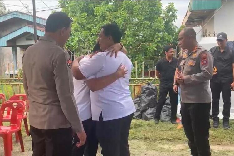Tangis Anak di Pelukan Polisi, Usai Ibunya Dibunuh Perampok di Pekanbaru