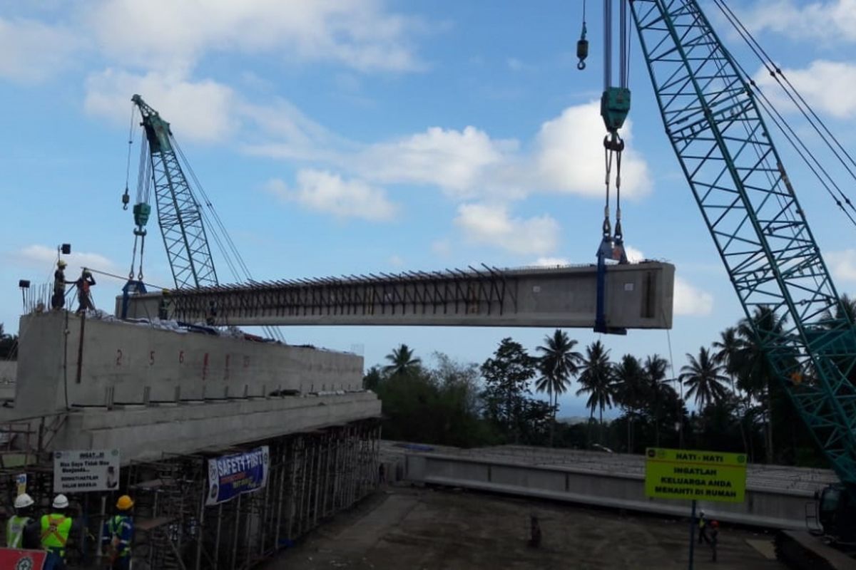 Pemasangan girder pada Jembatan Kauditan di Jalan Tol Manado-Bitung.