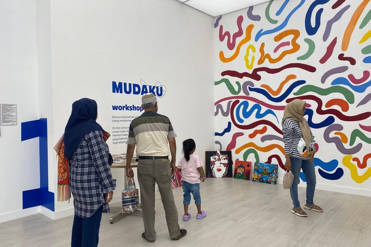 Suasana pengunjung di Contemporary Art Gallery (CAG) TMII, Jakarta Timur, Sabtu (4/11/2023). 