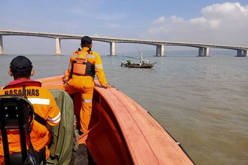 [POPULER NUSANTARA] Pengendara Motor Terjun dari Jembatan Suramadu | Seorang Pria Bentangkan Poster ke Arah Jokowi