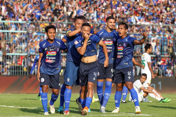 Pencetak gol pertama Arema FC Dendi Santoso pada Pekan 14 Liga 1 2019 ke gawang Persebaya Surabaya yang berakhir dengan skor akhir 4-0 di Stadion Kanjuruhan Kabupaten Malang, Jawa Timur, Kamis (15/08/2019) sore.
