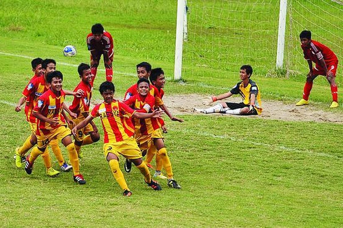 Pemain SSB Rajawali Muda merayakan gol kemenangan yang dicetak Muhamad Firman Saputra (3) ke gawang SSB Putra Melati pada pertandingan Liga Kompas Gramedia U-14 di Stadion Ciracas, Jakarta Timur, Minggu (4/3). Rajawali Muda menang 3-2.