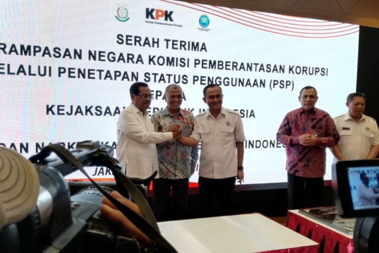 Komisi Pemberantasan Korupsi (KPK) menyerahkan sejumlah aset hasil rampasan dari para terpidana kasus korupsi kepada Kejaksaan Agung dan Badan Narkotika Nasional (BNN).Penyerahan secara simbolis dilakukan oleh Ketua KPK Agus Rahardjo ke Jaksa Agung HM Prasetyo dan Kepala BNN Heru Winarko di Gedung Pusat Edukasi Antikorupsi, Jakarta, Rabu (20/2/2019).