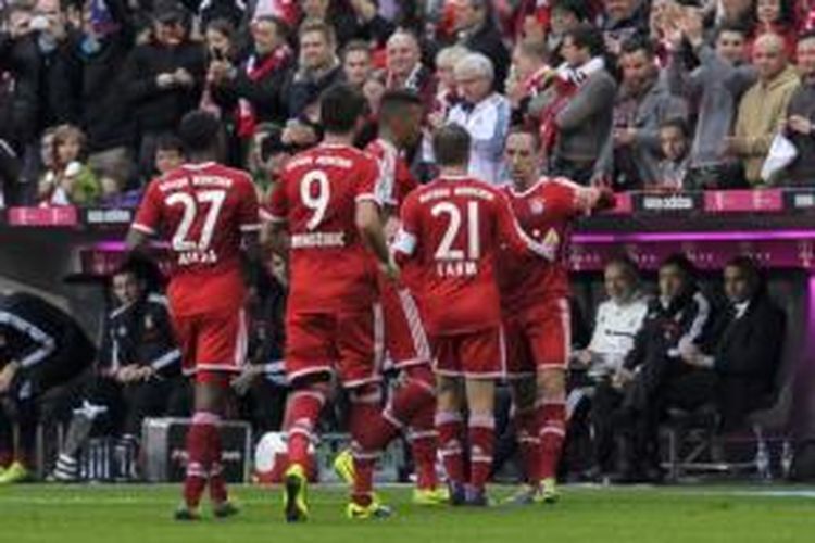 Para pemain Bayern Muenchen merayakan gol yang dicetak Franck Ribery (paling kanan) pada laga melawan Augsburg di Stadion Allianz Arena, Muenchen, Sabtu (9/11/2013).