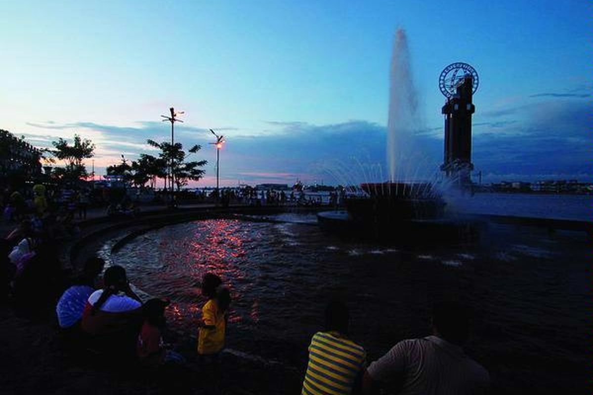 Warga menikmati suasana senja di Taman Alun-alun Kapuas, Kota Pontianak, Kalimantan Barat, Maret lalu. Taman ini merupakan salah satu ruang publik yang dibangun setelah dilakukannya efisiensi belanja dari APBD Kota Pontianak sehingga porsi belanja publik langsung meningkat.