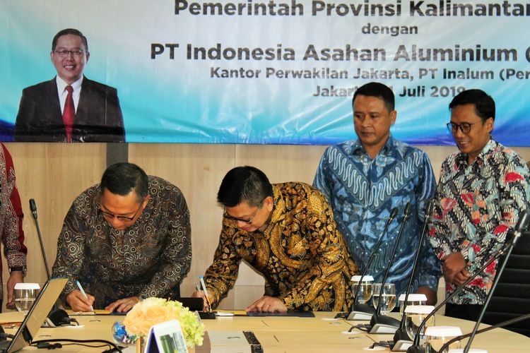Direktur Pelaksana Inalum Oggy A. Kosasih dan Gubernur Kalimantan Utara Irianto Lambrie menandatangani nota kesepakatan tentang Proyek Pembangunan Klaster Industri Aluminium Provinsi Kalimantan Utara, di Gedung Energy, Jakarta, Senin (15/7/2019).