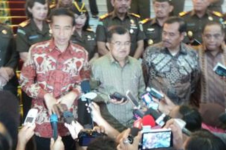 Wakil Presiden Jusuf Kalla (nomor tiga dari kanan), membantu memegang alat perekam milik para wartawan yang berjibaku mewawancarai Presiden Joko Widodo di Istana Bogor, Jawa Barat, Jumat (28/11/2014).