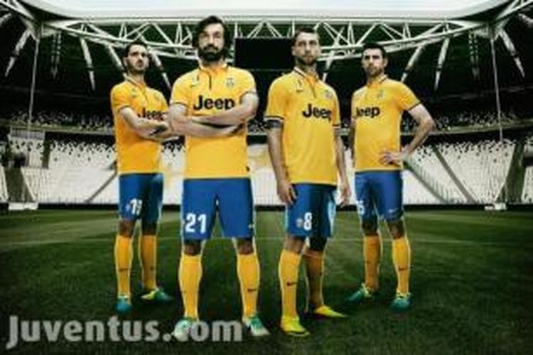 Seragam tandang baru Juventus untuk musim 2013-14 yang dikenakan pemain-pemain Juventus (dari kiri ke kanan) Leonardo Bonucci, Andrea Pirlo, Claudio Marchisio, dan Andrea Barzagli.