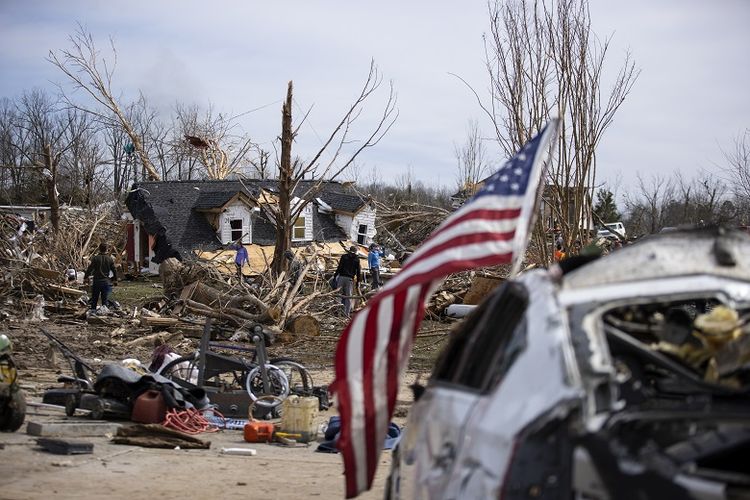 COOKEVILLE, TN - MARET 04: Relawan bekerja untuk membersihkan daerah yang rusak akibat tornado pada tanggal 4 Maret 2020 di Cookeville, Tennessee. Tornado melewati daerah Nashville pada Selasa pagi dini hari, yang menyebabkan18 orang tewas di Putnam County dan 38 lainnya tidak ditemukan. AFP/Brett Carlsen