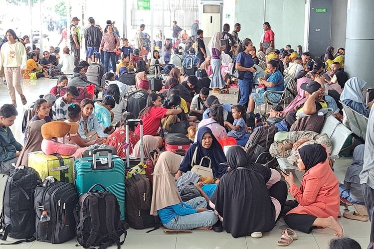 Puluhan penumpang KM Umsini duduk diterminal penumpang Pelabuhan Soekarno Hatta Makassar, Sulsel, Minggu (9/6/2024)