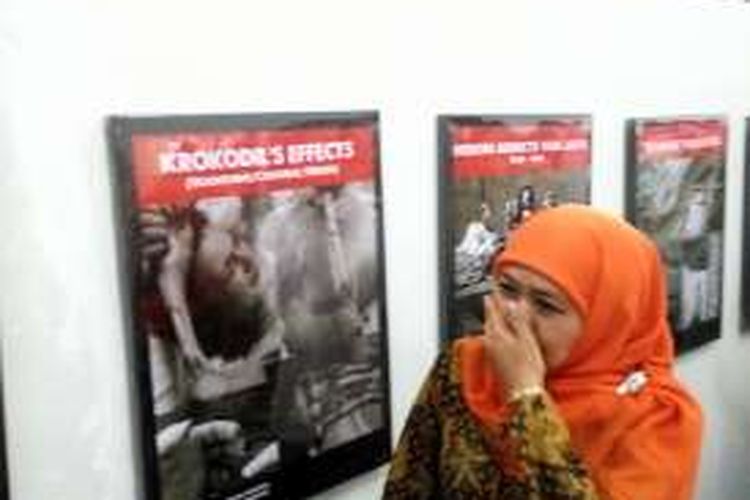 Menteri Sosial Republik Indonesia Khofifah Indar Parawansa tampak menutup mulutnya menghindari poster foto  Krokodil's Effects (Moonshine/Cannibal Heroin) yang tertempel di ruangan Pusat Informasi dan Edukasi (PIE) Napza DIY