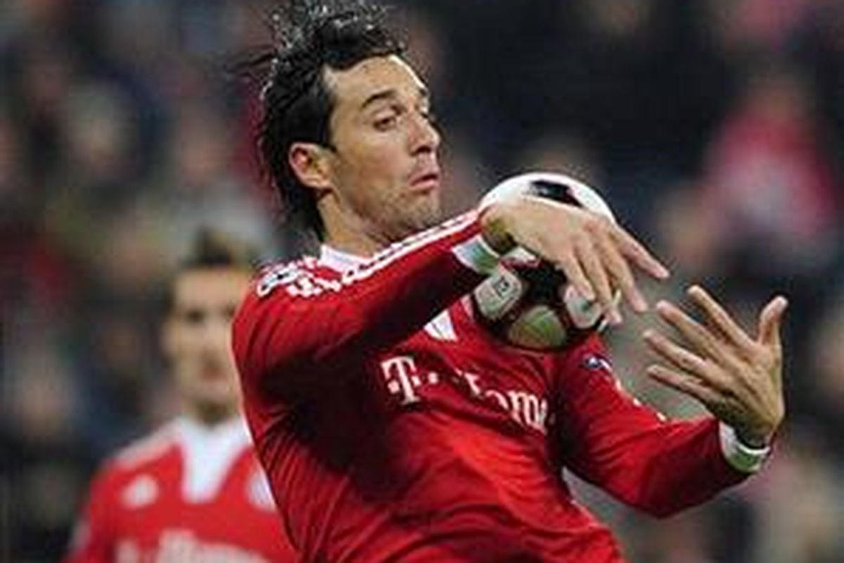 Penyerang Bayern Muenchen Luca Toni.